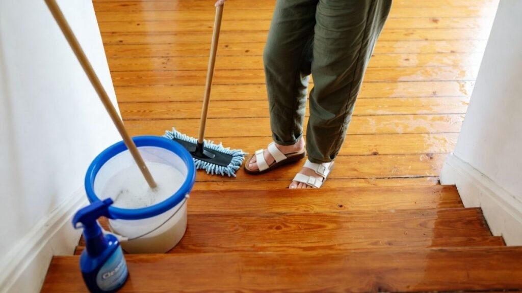 The Wooden flooring cleaning